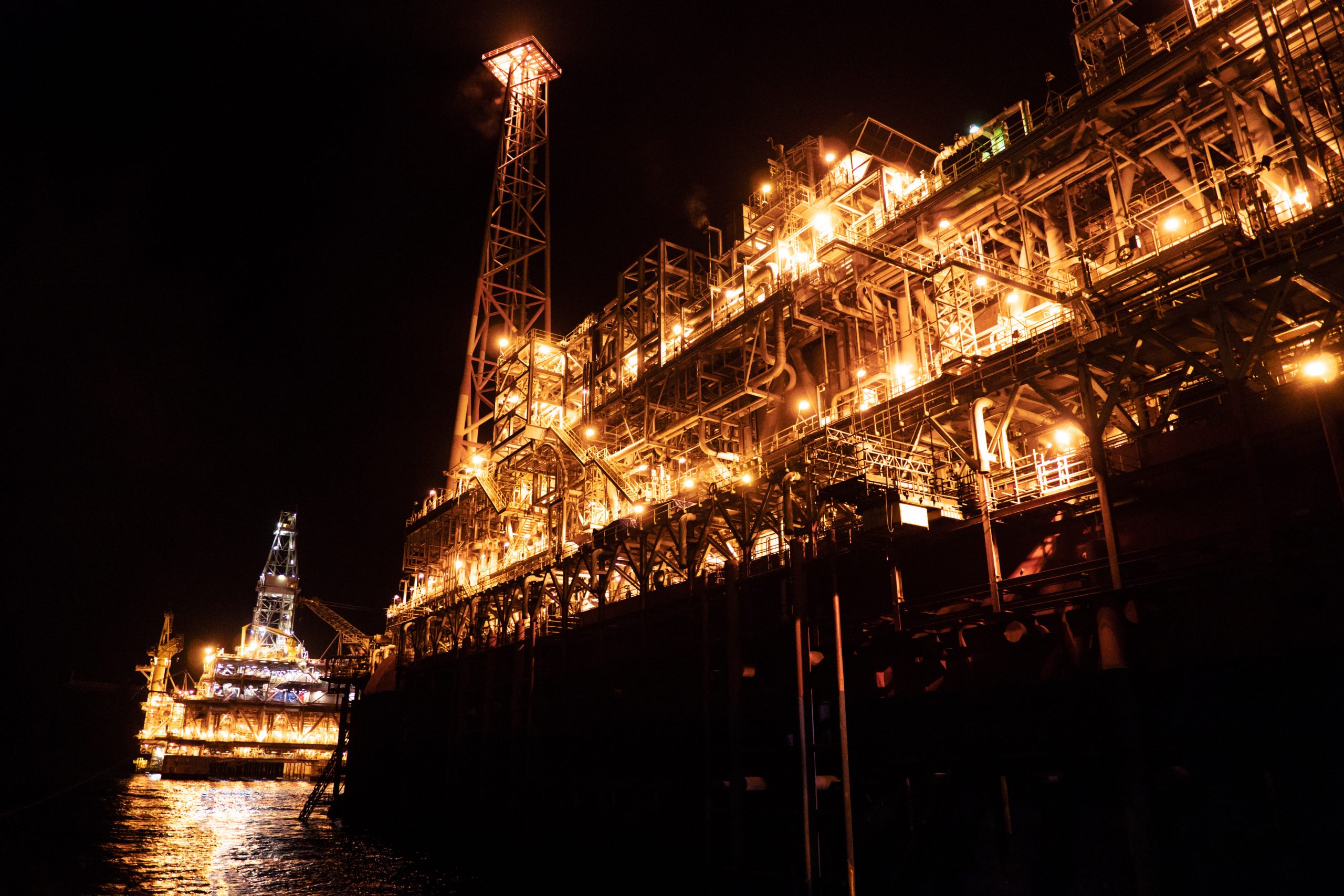 fpso-tanker-vessel-near-oil-platform-rig-at-night