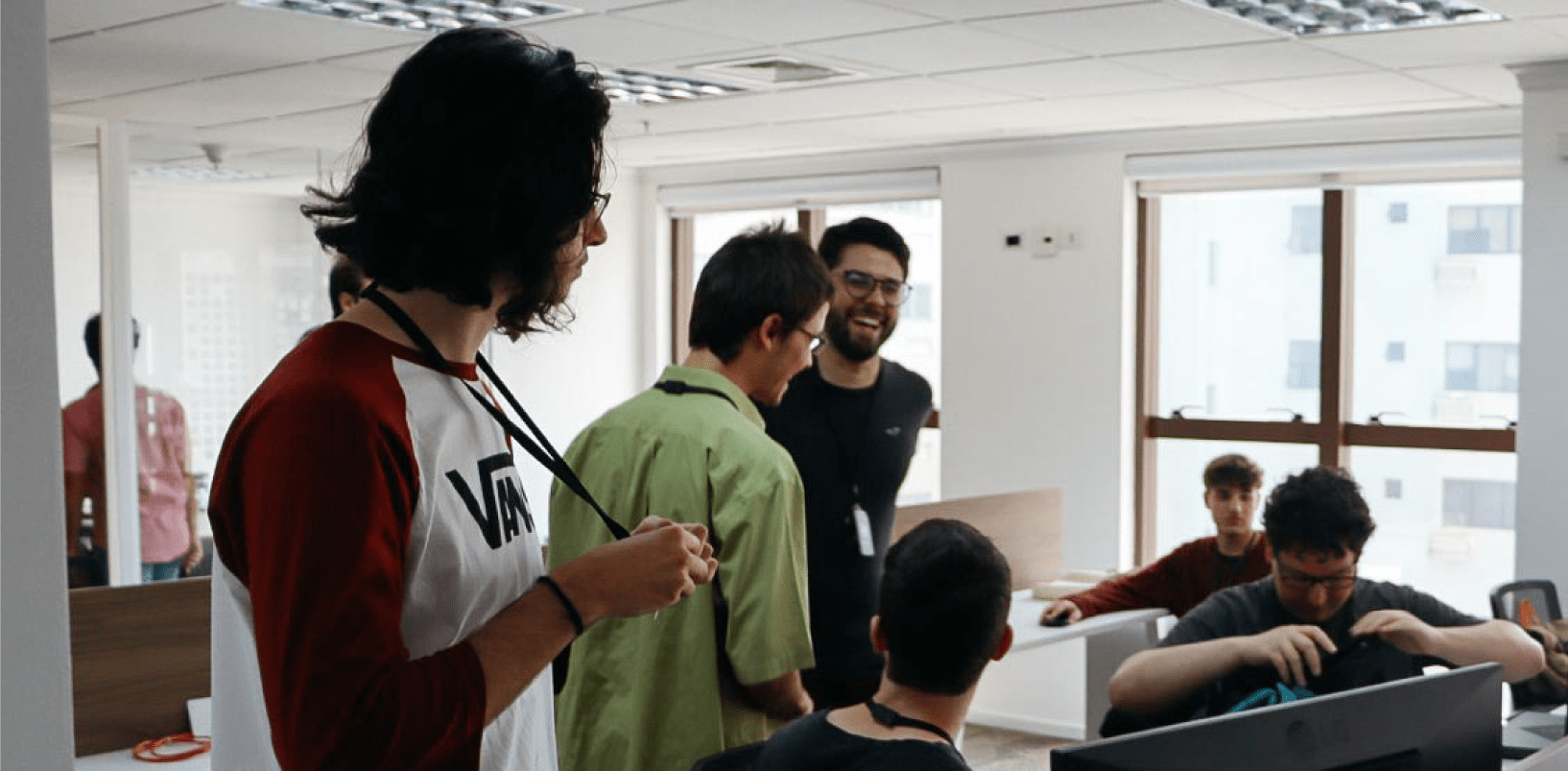 2 Pessoas no escritorio a 4